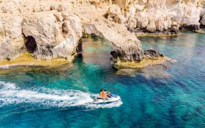 Wycieczka fakultatywna, Wycieczka z Pafos w kierunku Ayia Napa Marathon z Lefkarą, odrobiną wina i oliwy